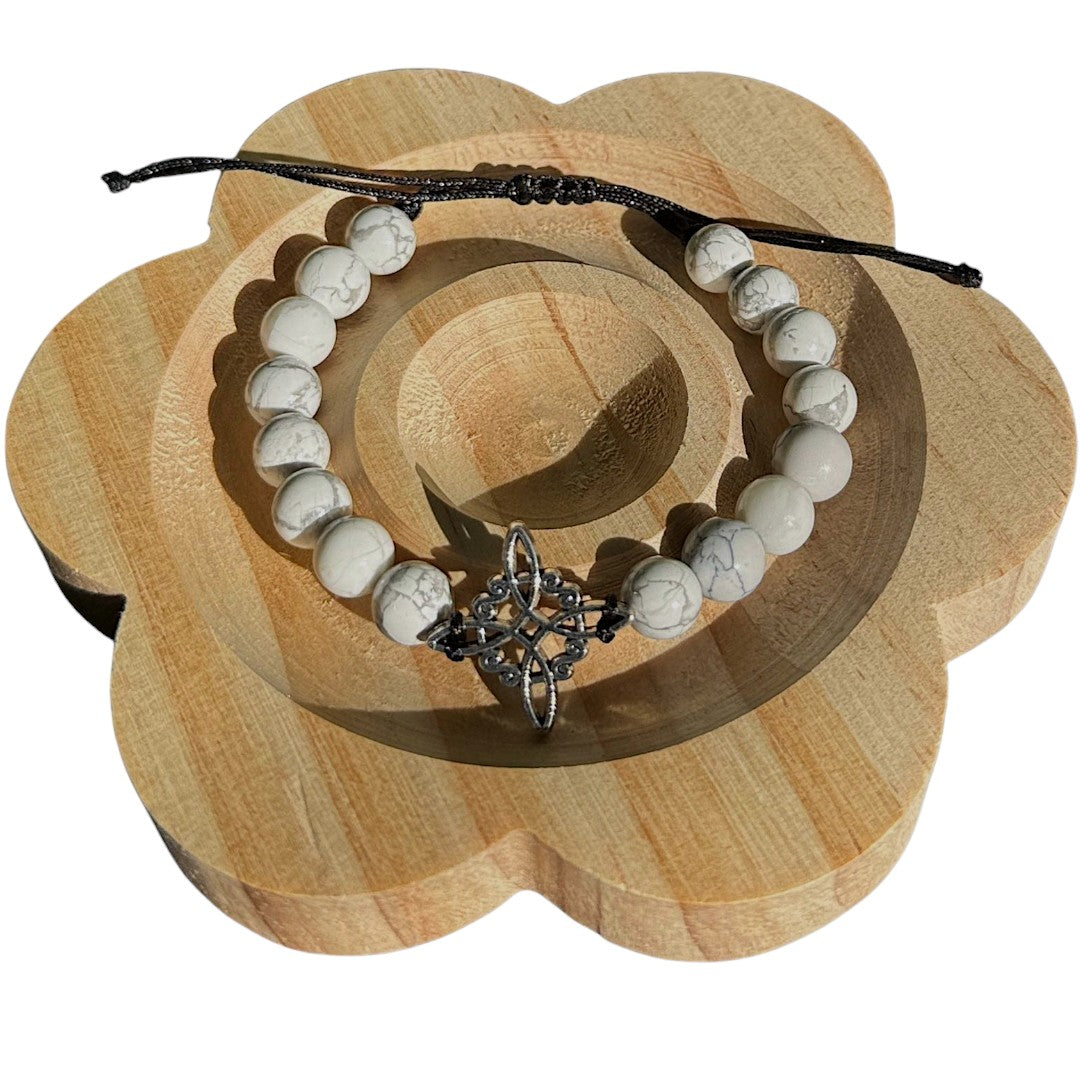 Pulsera de Howlita Blanca y Nudo de Bruja