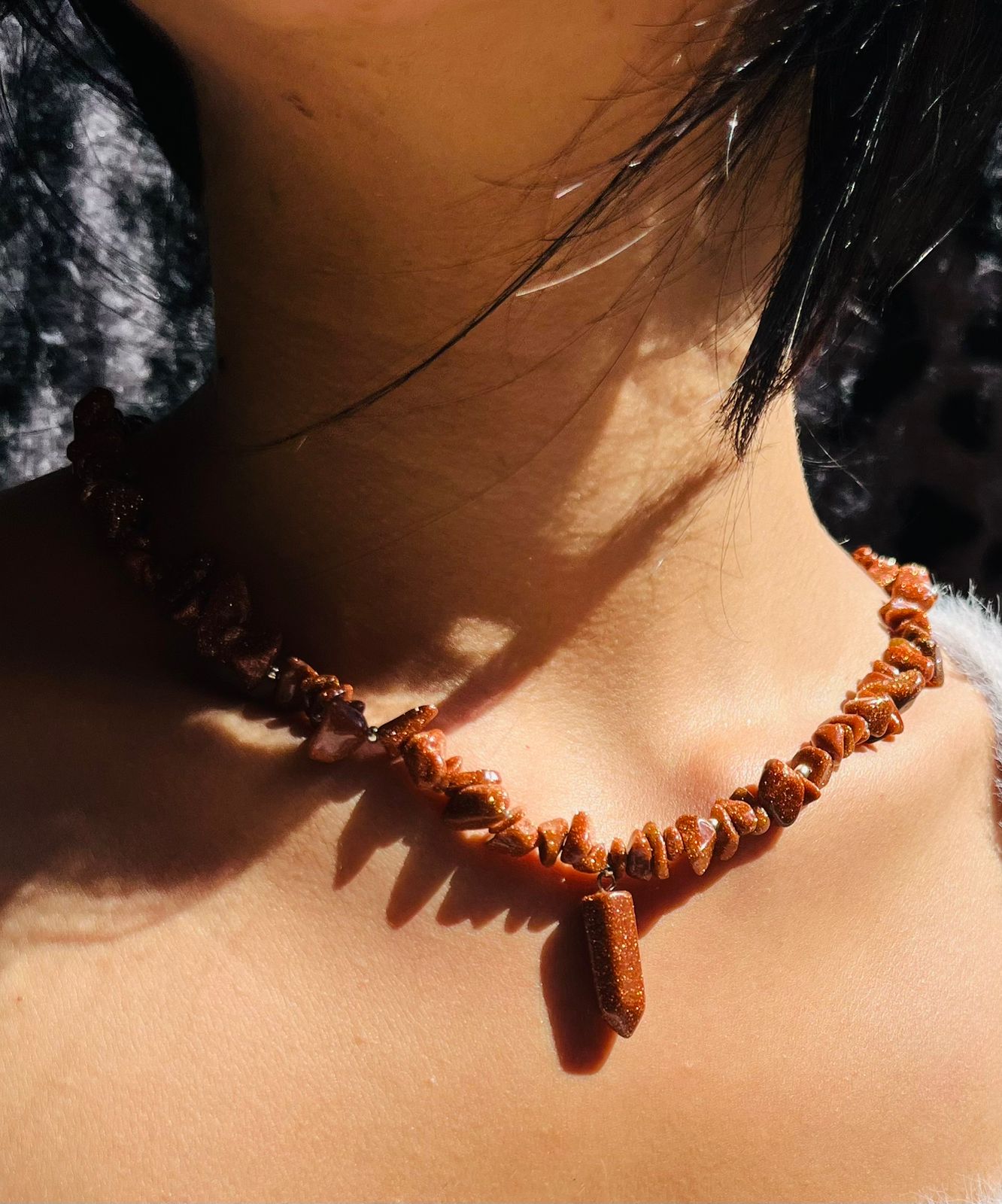 Collar Rústico de Piedra Sol con Obelisco