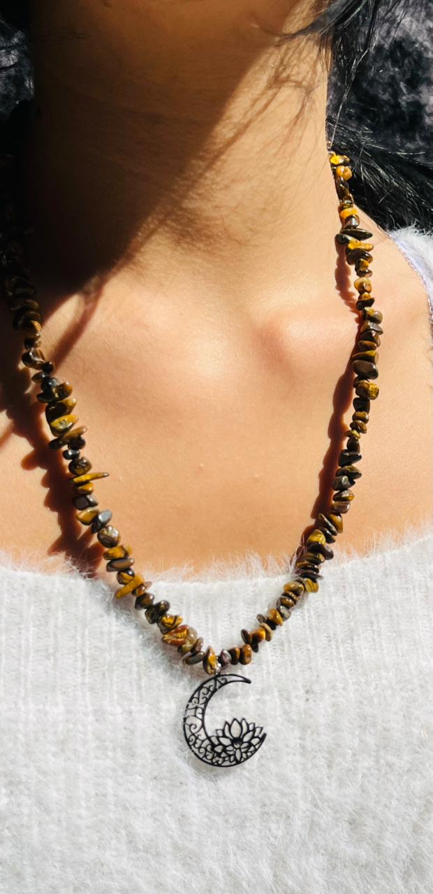 Collar Ojo de Tigre Rústico con Luna y Flor de Loto
