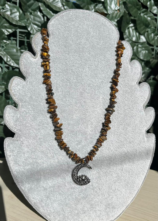 Collar Ojo de Tigre Rústico con Luna y Flor de Loto