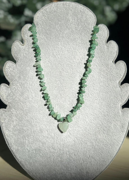 Collar Rústico de Jade Verde con Dije de Corazón