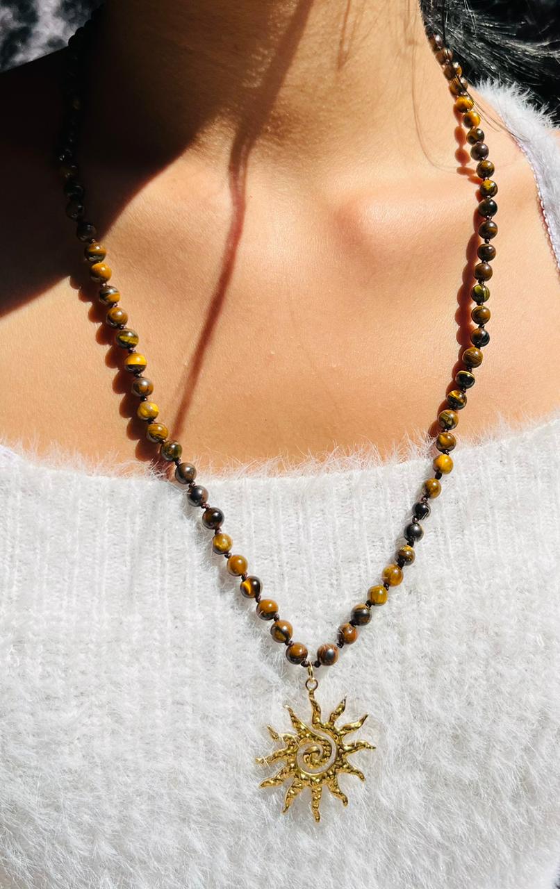 Collar Ojo de Tigre con Colgante de Sol Dorado