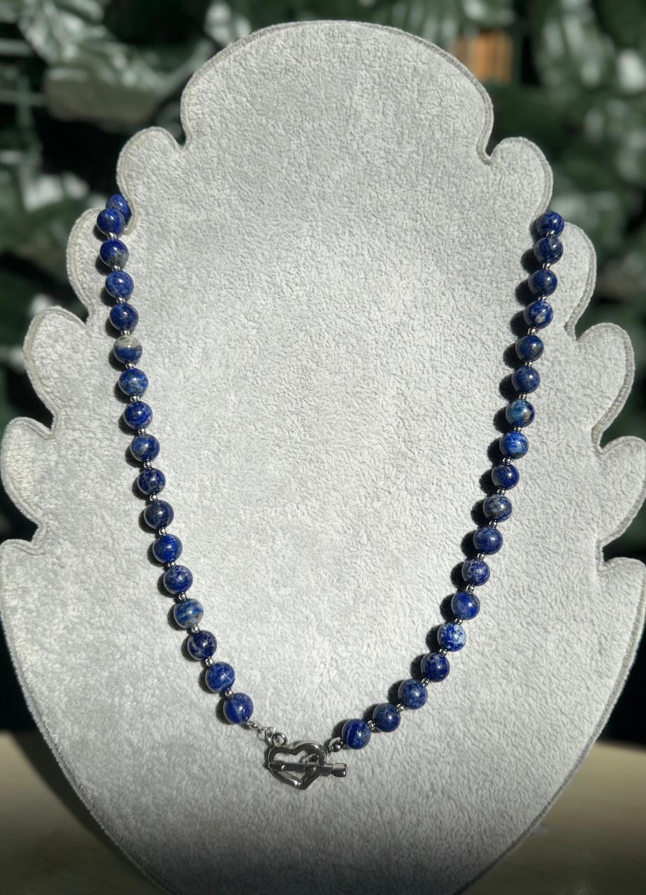 Collar de Lapislázuli con Dije Corazón Flechado.