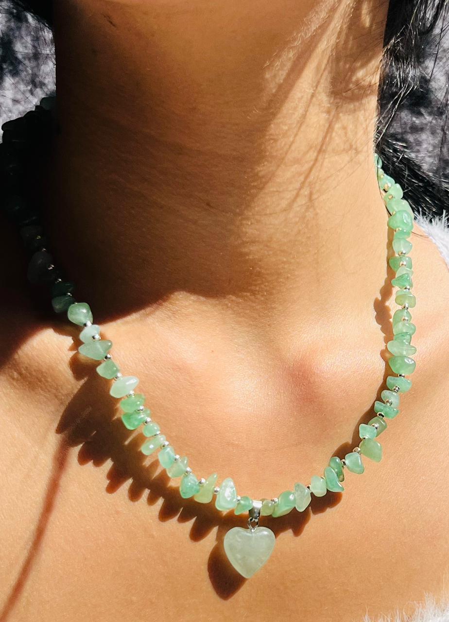 Collar Rústico de Jade Verde con Dije de Corazón