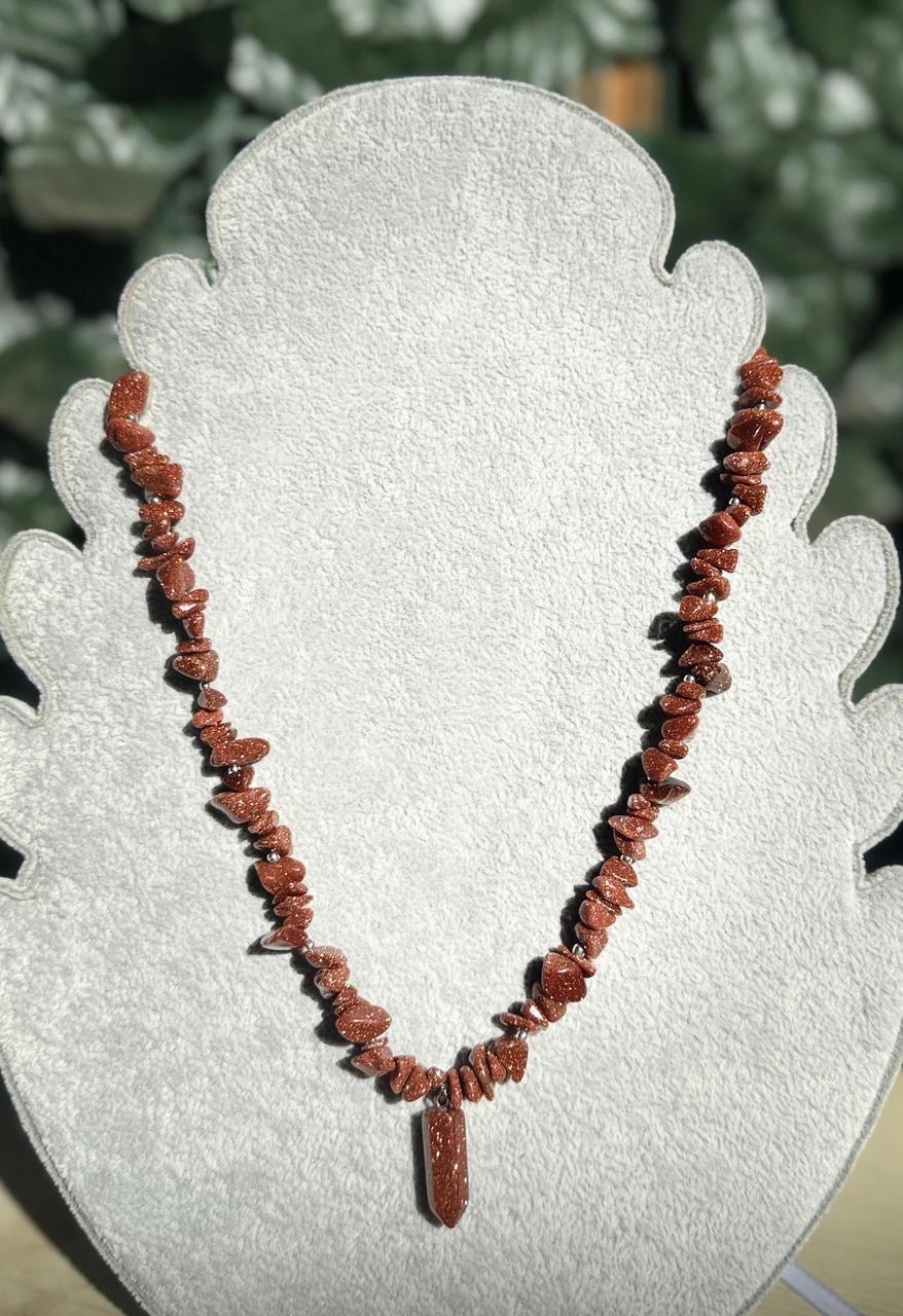 Collar Rústico de Piedra Sol con Obelisco