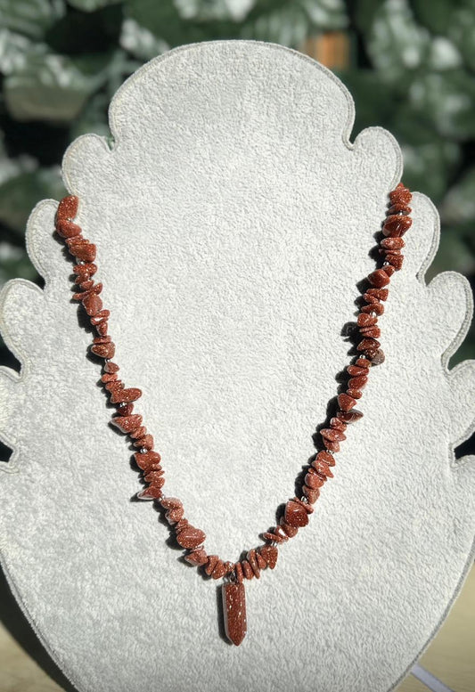 Collar Rústico de Piedra Sol con Obelisco