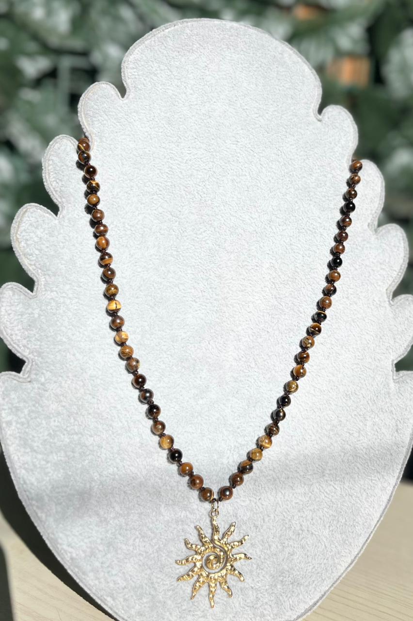 Collar Ojo de Tigre con Colgante de Sol Dorado